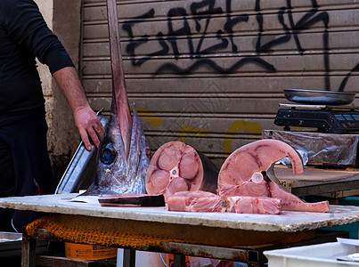 卡塔尼亚在鱼摊处暴露的箭鱼背景