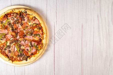 美味的大比萨饼 有小牛肉和蘑菇 在浅木木背景上洋葱午餐食物厨房香肠服务烘烤送货烤箱烹饪图片