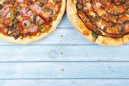 两件不同的美味大比萨饼 蓝木木背景厨房烤箱静物烹饪烘烤服务小吃香肠火腿食品加工图片