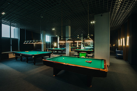 台球俱乐部里有绿色表面和球的台球桌 Pool Gam绿盖娱乐口袋爱好桌子台球桌闲暇皮革游戏中场图片