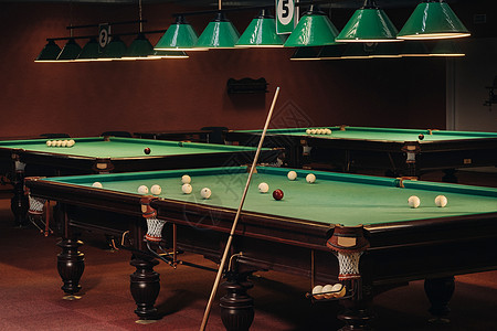 台球俱乐部里有绿色表面和球的台球桌 Pool Gam台球桌桌子娱乐闲暇口袋中场枕头绿盖角落游戏图片