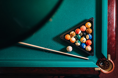 台球俱乐部里有绿色表面和球的台球桌 Pool Gam绿盖爱好水池娱乐线索游戏口袋台球桌游戏池桌子图片