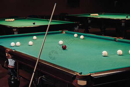台球俱乐部里有绿色表面和球的台球桌 Pool Gam运动枕头口袋中场闲暇台球桌桌子爱好娱乐房子图片