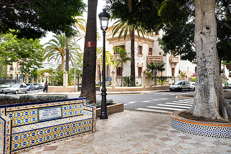 月 302019 特内里费加那利群岛西班牙 圣克鲁斯德特内里夫洛斯帕托斯广场彩色瓷砖长凳图片