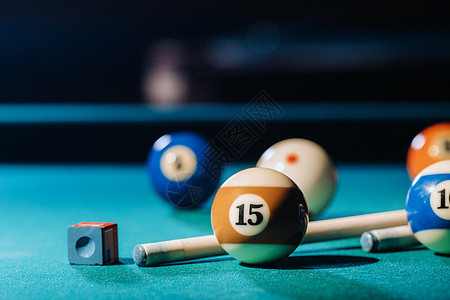 台球俱乐部里有绿色表面和球的台球桌 Pool Gam运动口袋台球袋线索爱好角落娱乐游戏游戏池桌子图片