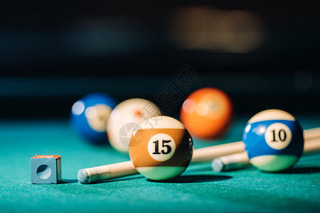 台球俱乐部里有绿色表面和球的台球桌 Pool Gam水池娱乐运动线索爱好桌子台球桌游戏口袋角落图片