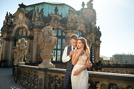 在德国萨克森州德累斯顿著名的宫的婚礼散步中相爱的情侣遗产大教堂庆典雕塑旅游地标旅行景观新娘建筑图片