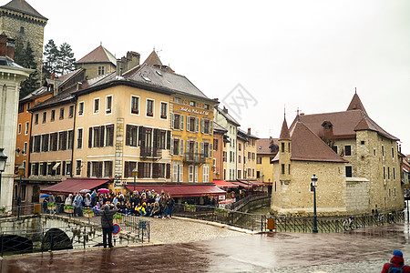法国安纳西  2019年4月3日 老城区的蒂乌克斯河堤防 在雨天环绕着位于河中的一座中世纪宫殿  伊尔宫旅行城市监狱旅游游客阳光图片