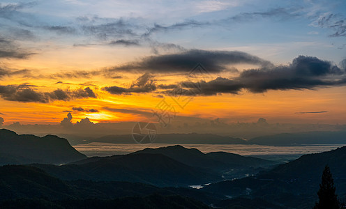 泰国Phetchabun省Chao Khho的日出美丽日落薄雾阳光风景旅行山脉全景蓝色橙子图片