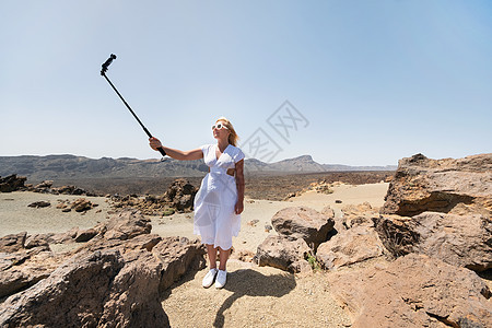 一位时尚女性在泰德火山的火山口自拍 特内里费岛的沙漠景观 泰德国家公园 泰德火山的沙漠火山口 特内里费岛 加那利群岛冒险地理公园图片