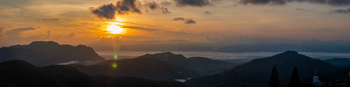 泰国Phetchabun省Chao Khho的全景太阳爬坡薄雾山脉天空橙子蓝色丘陵日出美丽图片