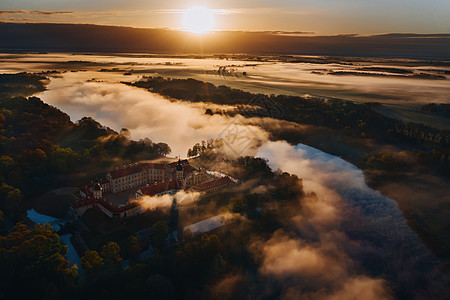 从涅斯维日城堡高处看 黎明时分从公园到黎明图片
