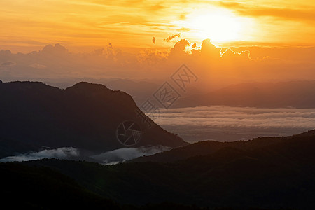 泰国Phetchabun省Chao Khho的日出太阳阳光蓝色黄色薄雾日落旅行天空山脉地平线图片