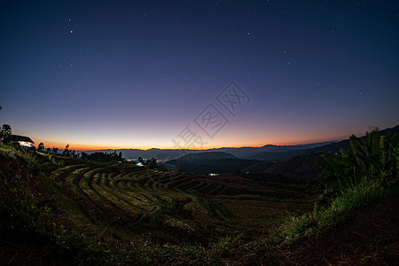 日落后傍晚的稻田 星星在黄昏中消逝 泰国清迈背景图片