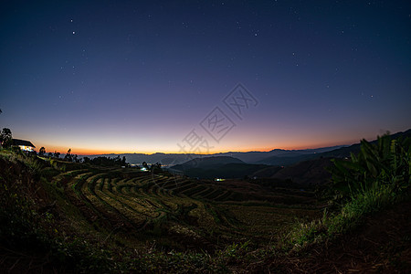 日落后傍晚的稻田 星星在黄昏中消逝 泰国清迈背景图片