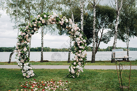 在绿草坪的街道上举行婚礼仪式 给仪式献上鲜花拱门组织装饰安装接待风格月亮奢华婚姻报名森林背景图片