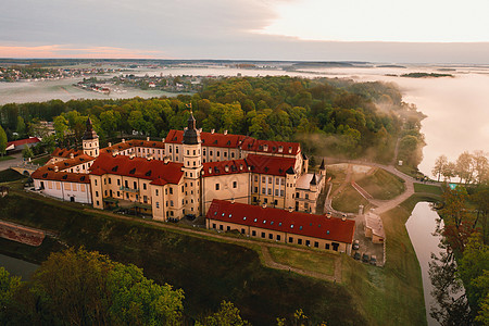Nesvizh城堡是白俄罗斯Nesvizh的Radziwill家庭住宅城堡 天亮时风景很美旅游石头建筑国家艺术堡垒文化吸引力反射图片