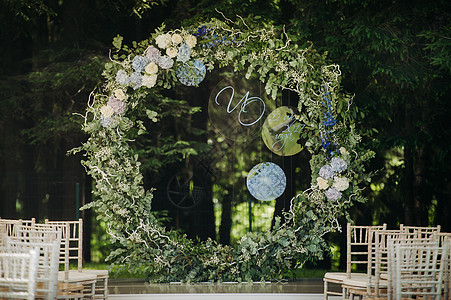 婚礼鲜花拱门安装草地高清图片