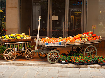 旧木制木马车上的普金大车秋收农业图标蔬菜街道木车橙子水果农场图片