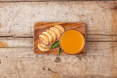 玻璃中的柑橘汁和木本底的新鲜番茄桔子饮料橘子热带橙子早餐黄色桌子饮食食物白色图片