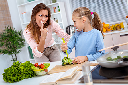 小心 不要伤害自己生食生活方式素食桌子愤怒女儿学习压力健康饮食绿色图片