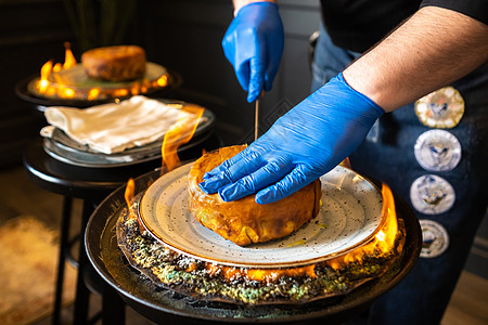 Shahs pilaf 在餐厅里用阿塞拜疆式的熔岩为Khan服务和切开汗的皮拉夫午餐葡萄干面包木头盘子香米蔬菜疆语牛肉面团图片