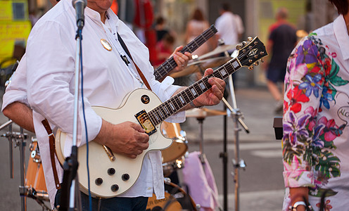 吉他玩家在街头音乐会观众音乐和弦街道吉他英雄节日乐器娱乐艺术家演员图片