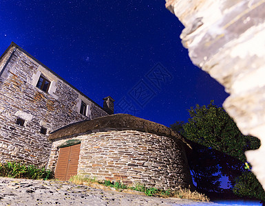 Pallosa 西班牙西北部传统住房乡村住宅广场石墙夜景房子砖石建筑学屋顶干草图片