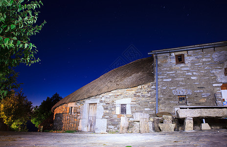 Pallosa 西班牙西北部传统住房屋顶乡村住宅广场建筑学石墙夜景干草房子砖石图片