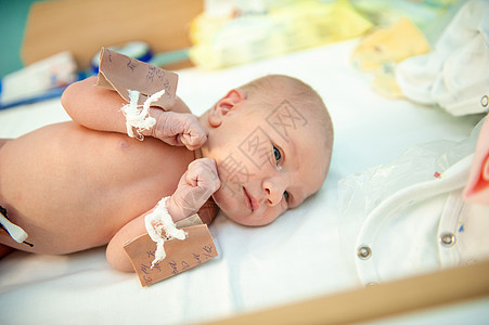 新生儿出生第一天在妇产医院分娩时 即为新生儿女孩医院孩子们手指婴儿睡眠家庭妈妈母性世界图片