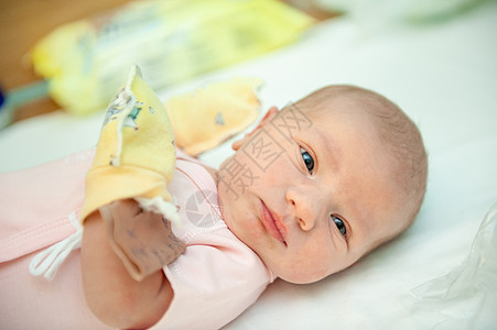 新生儿出生第一天在妇产医院分娩时 即为新生儿睡眠手指孩子们说谎孤独童年女儿男生父母婴儿图片