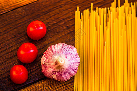 配大蒜和意大利面的新鲜有机樱桃西红柿食物绿色蔬菜烤箱午餐素食面条健康美食健康饮食图片