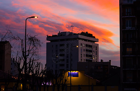 米兰日落多云城市天空路灯背景图片