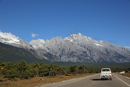 位于中国日南玉龙雪山国家公园的杰德龙山路民间旅游风景假期蓝色地方游客街道运输森林图片