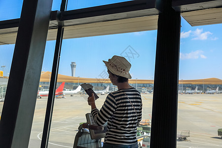乘客在中国云南的昆明长水国际机场发现登机门 (笑声)图片