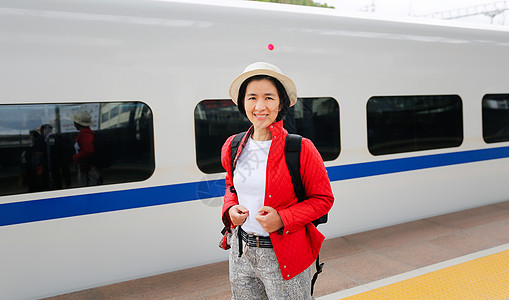 由于高铁的缘故 乘坐中国高铁的旅游旅客是一件快捷方便的事情图片