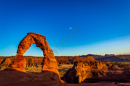 Arches国家公园日落附近的极光拱门地点砂岩地标旅游地方水平国家风景岩石图片
