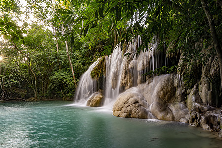 泰国北碧府 Erawan 瀑布周围环绕着小树  大树 绿色 清澈的绿色翡翠水旅行岩石水分叶子湿度木头溪流外表森林冒险图片