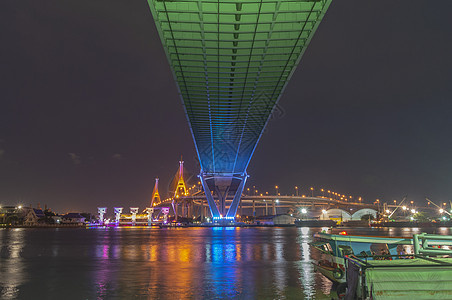Bhumibol大桥河大桥 晚上用多种颜色打开灯光色光建筑场景海景外表视野夜空反射地标渡船图片