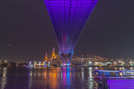 Bhumibol大桥河大桥 晚上用多种颜色打开灯光光源外表场景蓝色戒指远景交通海景建筑学地标图片