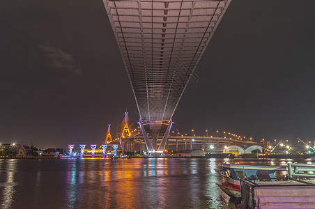 Bhumibol大桥河大桥 晚上用多种颜色打开灯光风景建筑学街道渡船电缆视野地标场景夜空夜景图片