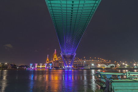 Bhumibol大桥河大桥 晚上用多种颜色打开灯光建筑城市交通夜空外表天空远景风景色光建筑学图片