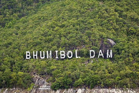 位于泰国Tak省山上的Bumibol大坝的信牌图片