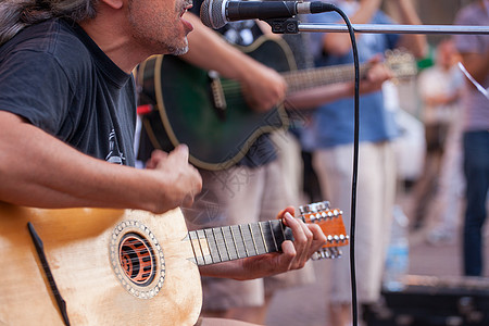 吉他玩家在街头音乐会演员和弦乐队民间节日街道艺术家盒子场景笔记图片