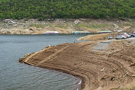 泰国Tak省北湖布密博尔大坝与山林和雨季的自然景象 泰国塔克省图片