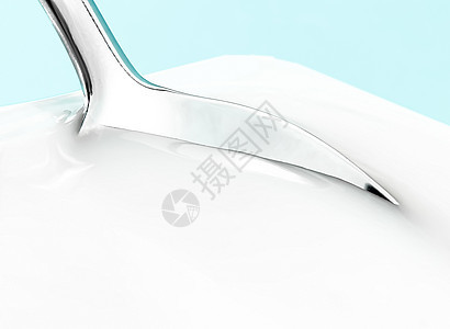薄荷底面的酸果杯和银勺子 含酸奶霜的白色塑料容器 用于健康饮食和营养平衡的新鲜奶制品小吃乳糖生物早餐杯子牛奶甜点奶油营养食物图片