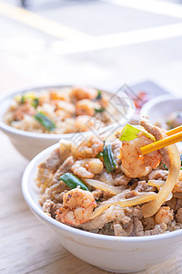 大米是中国台湾著名的传统街头食品 大米上有豆虾和猪肉 旅行概念 复制空间 关门等都用西瓜炒熟饭桌子午餐早餐美味食物洋葱文化美食海图片