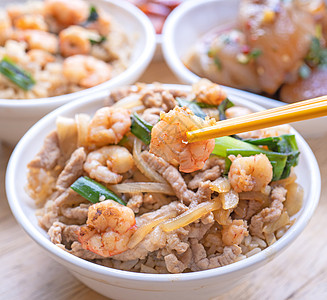 大米是中国台湾著名的传统街头食品 大米上有豆虾和猪肉 旅行概念 复制空间 关门等都用西瓜炒熟饭美味食物大豆美食筷子桌子文化海鲜午图片