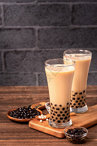 木桌玻璃和深灰色砖块背景的美味泡泡奶茶 在台湾流行的食品和饮料 特写桌子木头杯子玻璃托盘木板木薯牛奶食谱泡沫图片