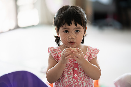 可爱的宝贝女孩 在房子里吃饼干母亲童年祖父母牛奶祖母桌子家庭面包食物男生图片